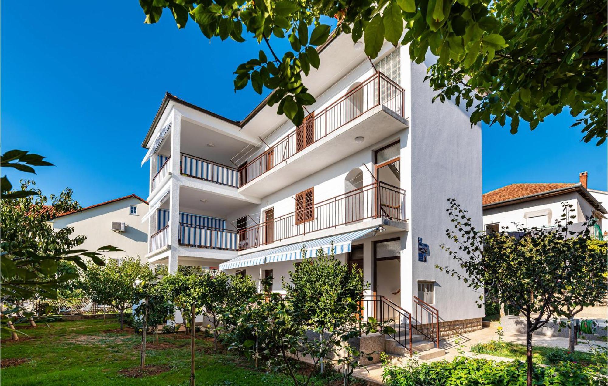 2 Bedroom Cozy Apartment In Задар Екстериор снимка